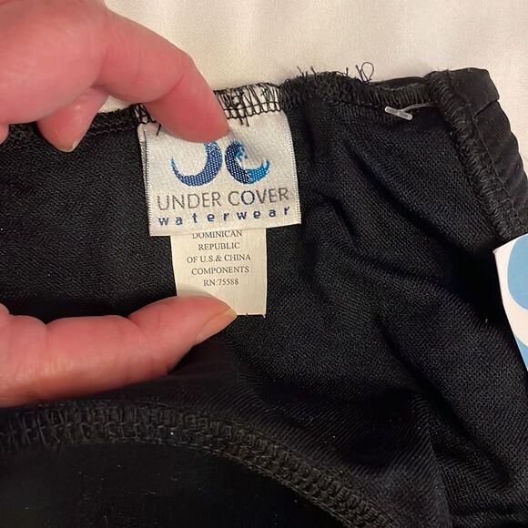 UNDER COVER WATER WEAR BLACK BIKINI TOP.  NO UNDERWIRE.   NICELY PADDED … - Picture 4 of 5